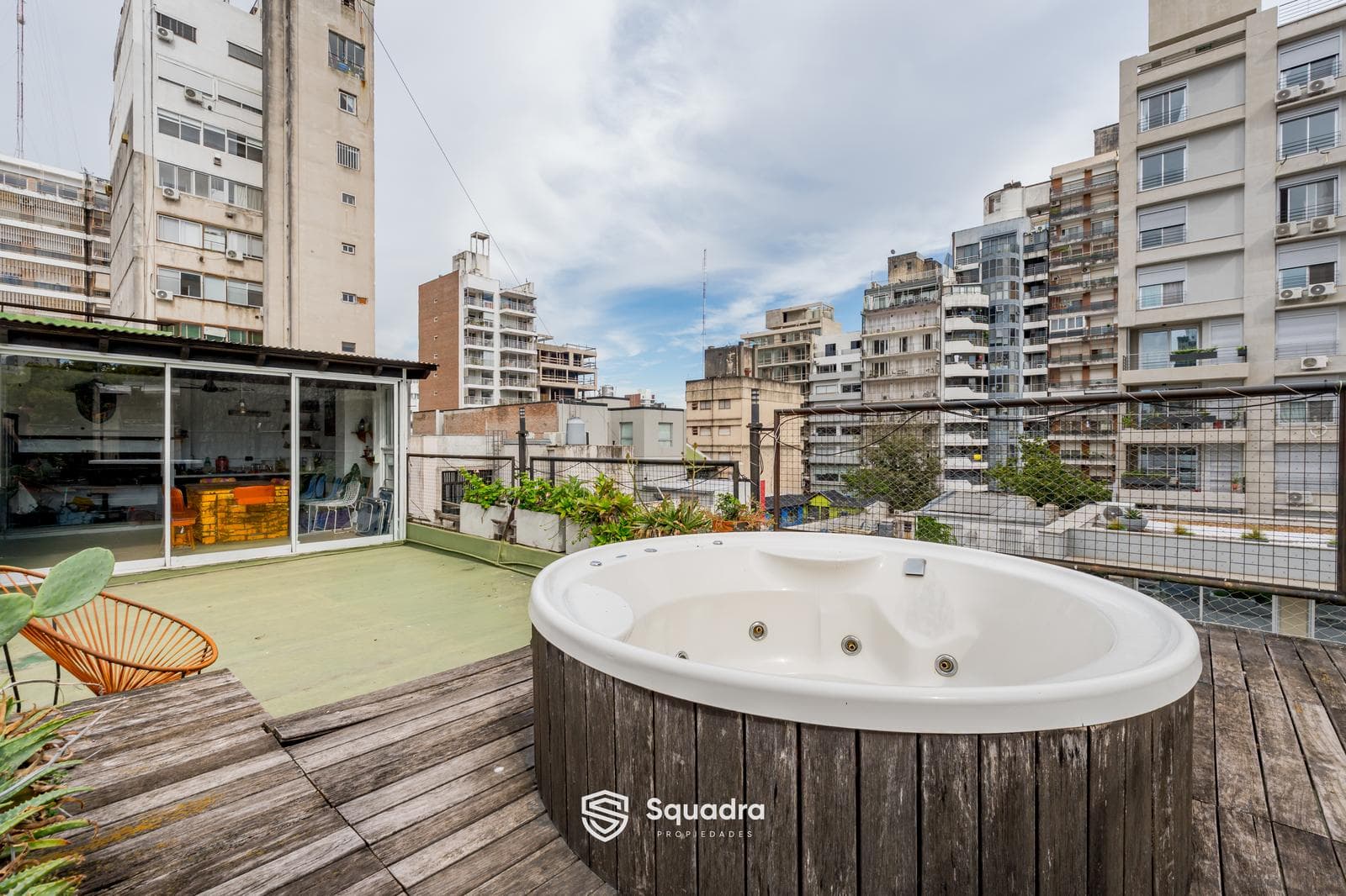 FOR SALE - 3-bedroom house with a hot tub, patio, terrace, and barbecue area - Downtown, Rosario.
