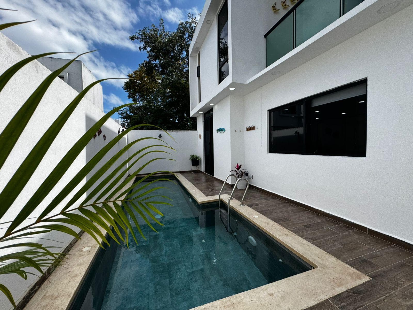 2-bedroom house with a private pool