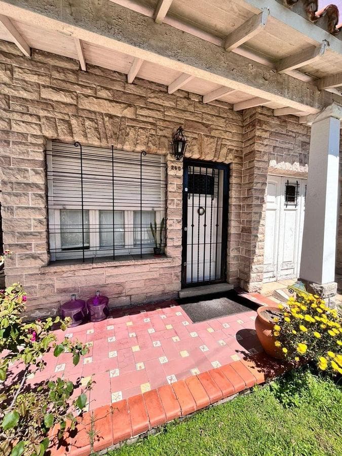 Casa 5 Ambientes en Lomas con Gran Patio
