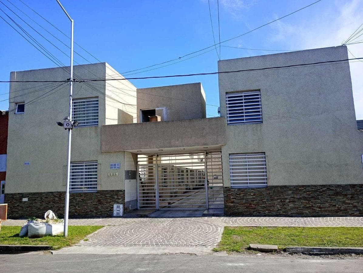 Duplex 3 ambientes c/cochera en excelente estado.