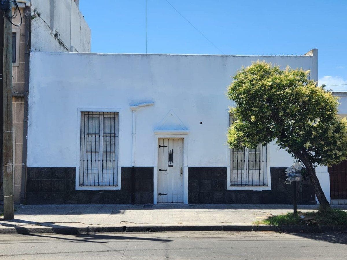 HOUSE FOR SALE IN DOWNTOWN LANÚS ON ITS OWN LOT with a terrace