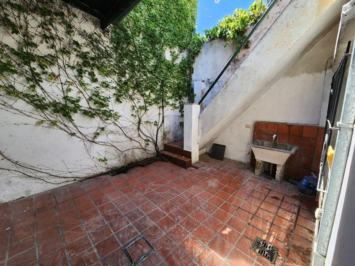 HOUSE FOR SALE IN DOWNTOWN LANÚS ON ITS OWN LOT with a terrace