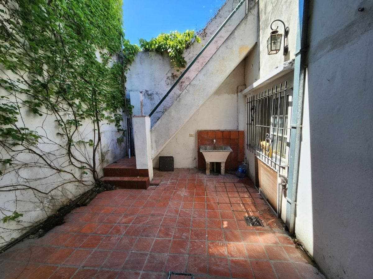 HOUSE FOR SALE IN DOWNTOWN LANÚS ON ITS OWN LOT with a terrace