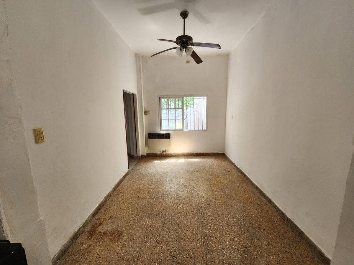 HOUSE FOR SALE IN DOWNTOWN LANÚS ON ITS OWN LOT with a terrace