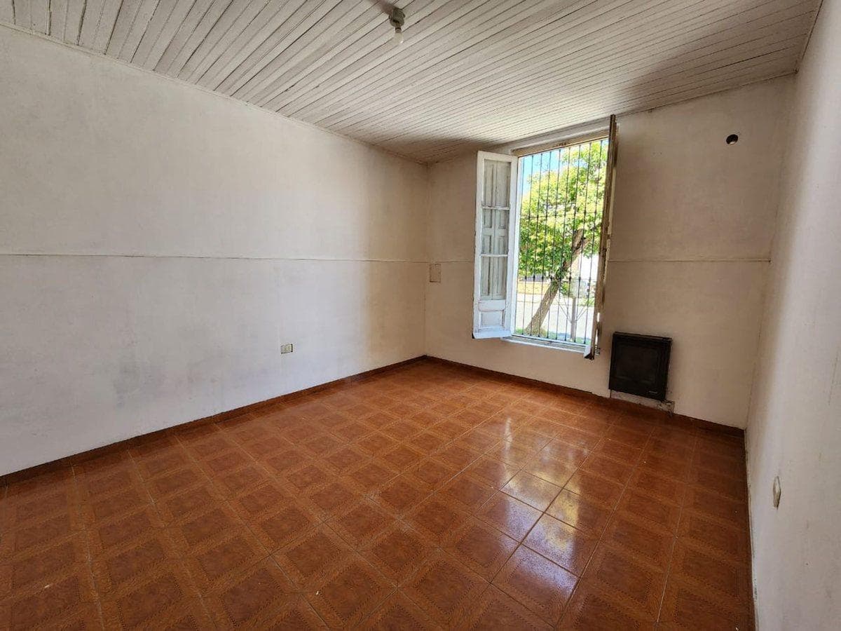 HOUSE FOR SALE IN DOWNTOWN LANÚS ON ITS OWN LOT with a terrace