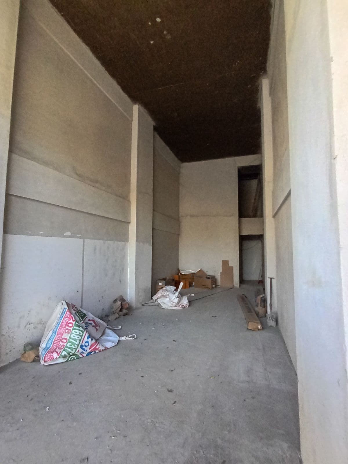 Excellent Double-Height Commercial Space on Hipolito Yrigoyen Available for Rent