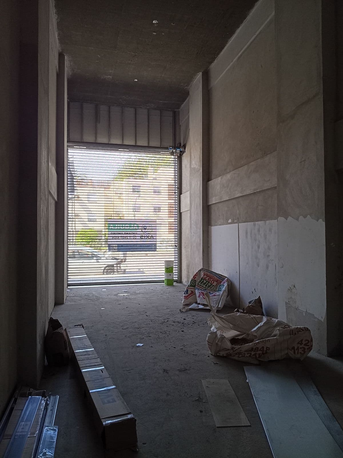 Excellent Double-Height Commercial Space on Hipolito Yrigoyen Available for Rent