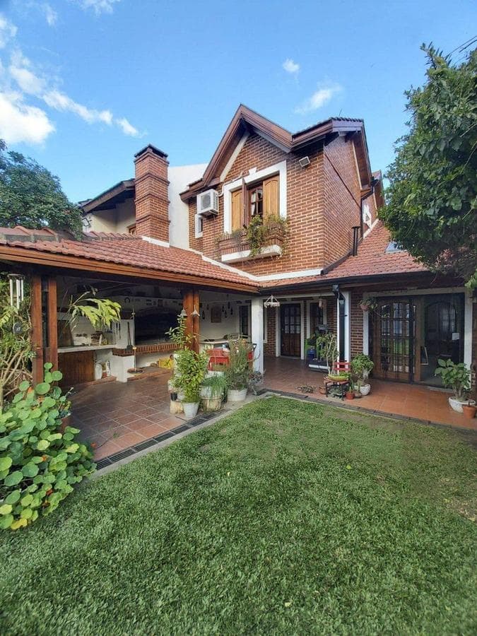 Excelente Casa en Adrogue. Posible Permuta.