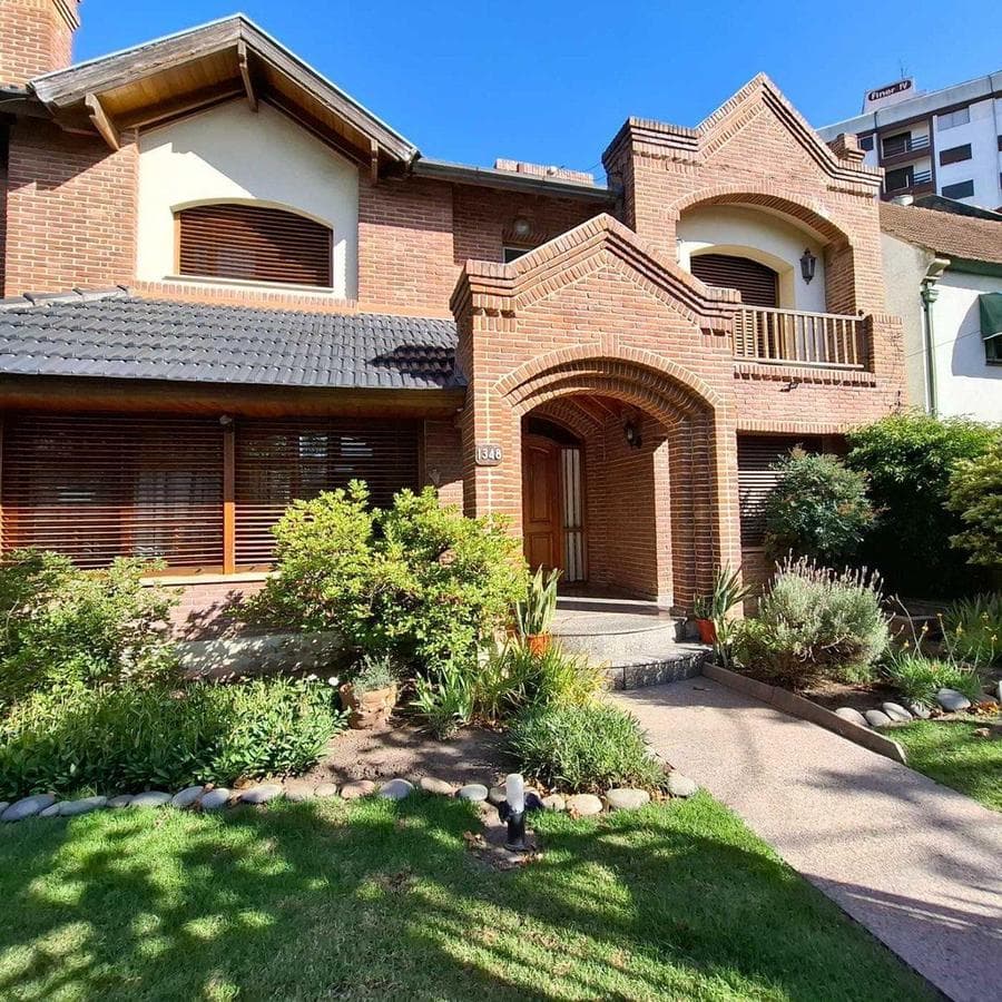 FOR SALE: SPACIOUS HOUSE IN DOWNTOWN ADROGUE