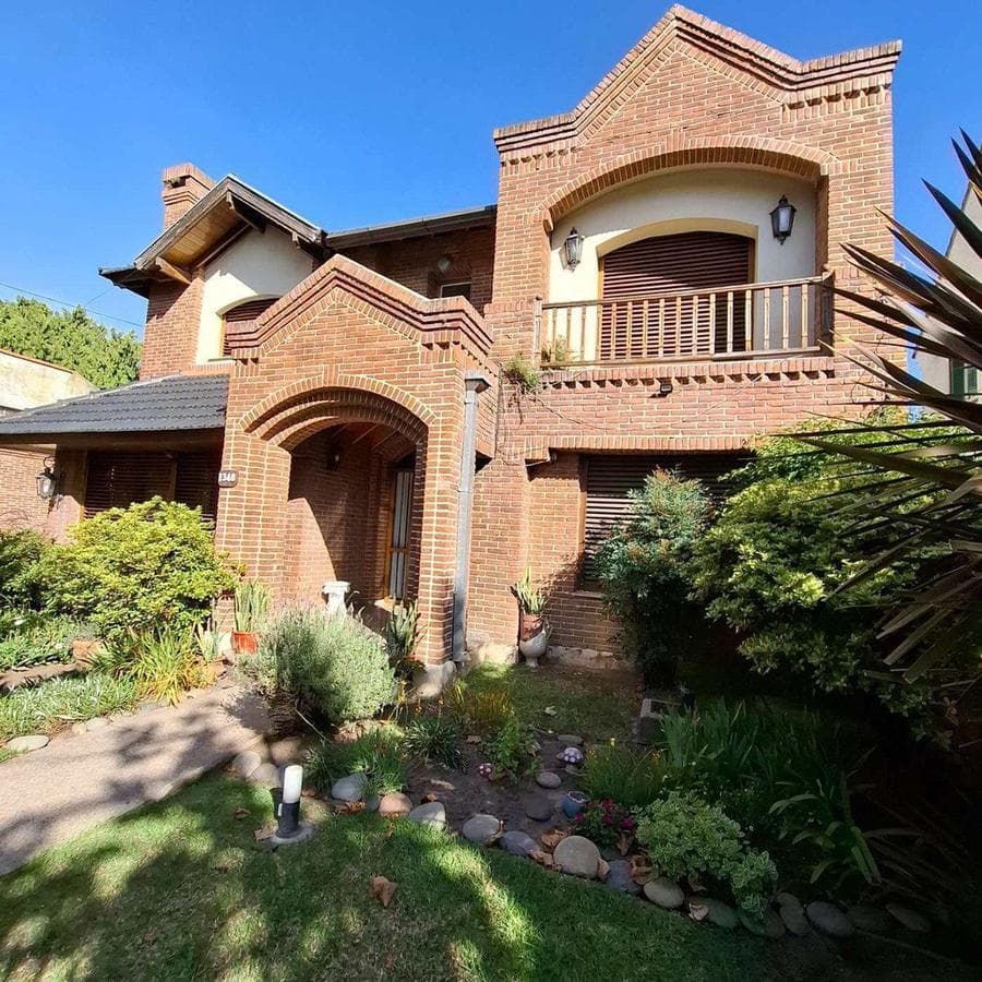 FOR SALE: SPACIOUS HOUSE IN DOWNTOWN ADROGUE
