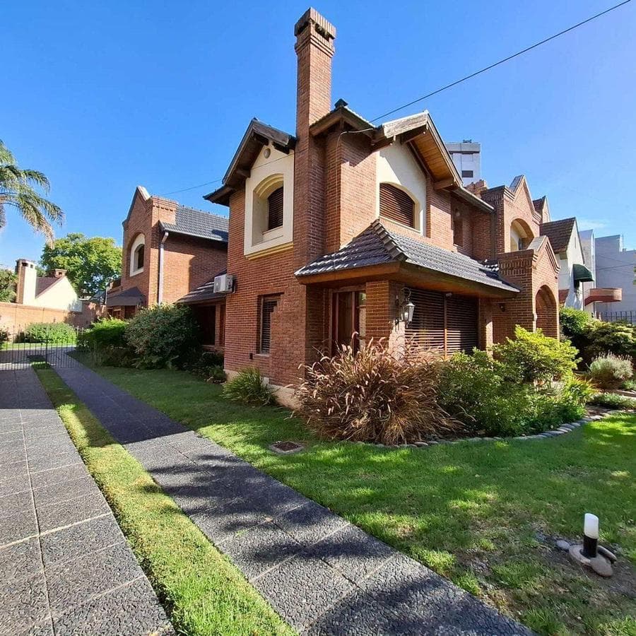 FOR SALE: SPACIOUS HOUSE IN DOWNTOWN ADROGUE