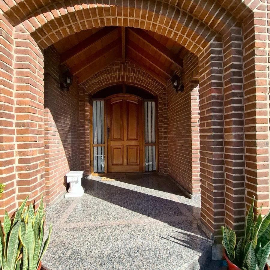 FOR SALE: SPACIOUS HOUSE IN DOWNTOWN ADROGUE