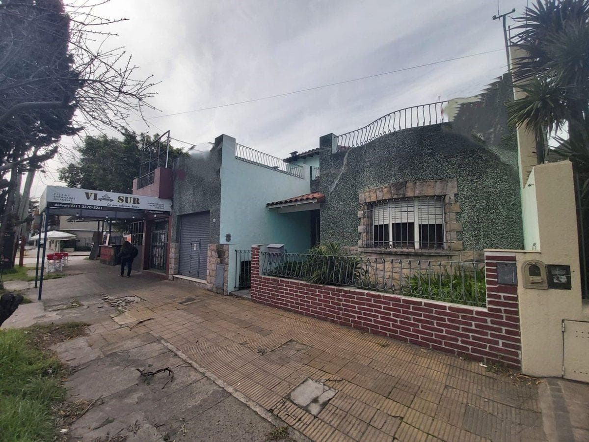 Casa con Local Sobre Avenida Principal.