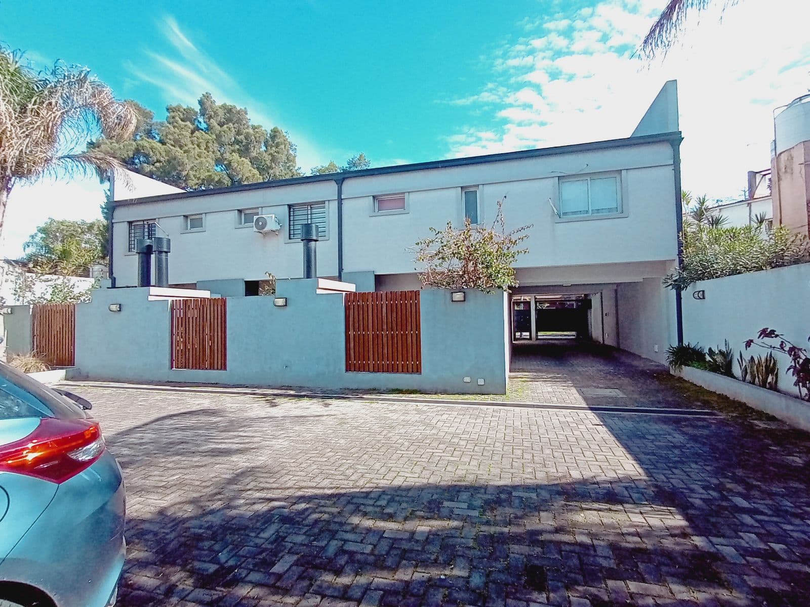 Venta de Dúplex con Patio y Cochera - Apto Crédito