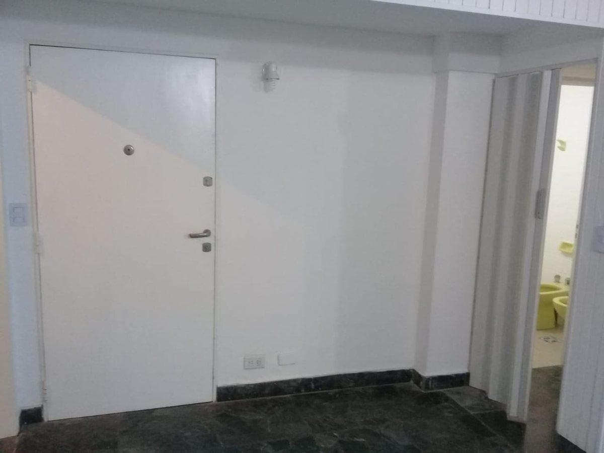 FOR SALE: SPACIOUS 2-BEDROOM APARTMENT IN RETIRO! IDEAL FOR PROFESSIONALS. GREAT FOR RENOVATION!