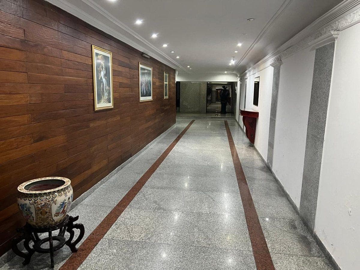 FOR SALE: SPACIOUS 2-BEDROOM APARTMENT IN RETIRO! IDEAL FOR PROFESSIONALS. GREAT FOR RENOVATION!