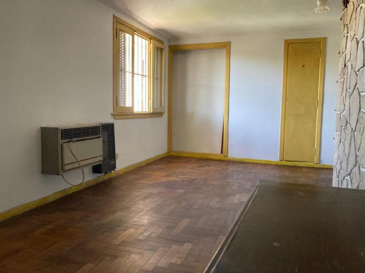 Spacious Apartment in Burzaco, 1 block from the plaza