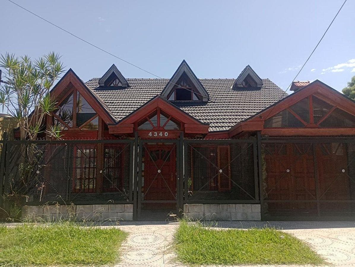 4-ROOM HOUSE WITH A BARBECUE AREA AND SWIMMING POOL
