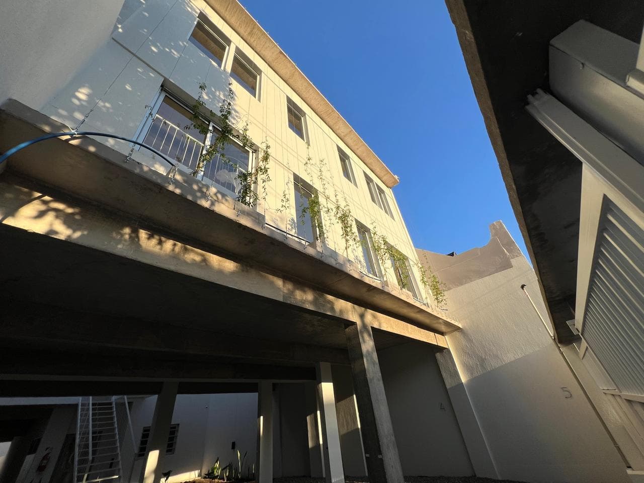 FOR SALE: BRAND-NEW 2-ROOM APARTMENT. BANF.ESTE!