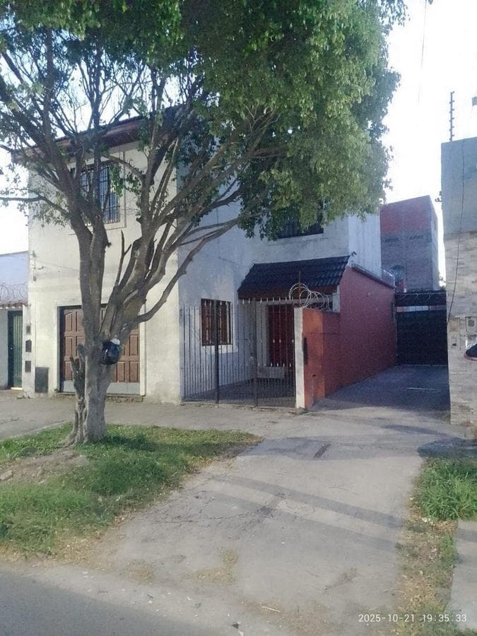 HOUSE FOR SALE WITH 2 BEDROOMS IN THE BACK