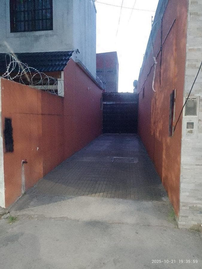 HOUSE FOR SALE WITH 2 BEDROOMS IN THE BACK