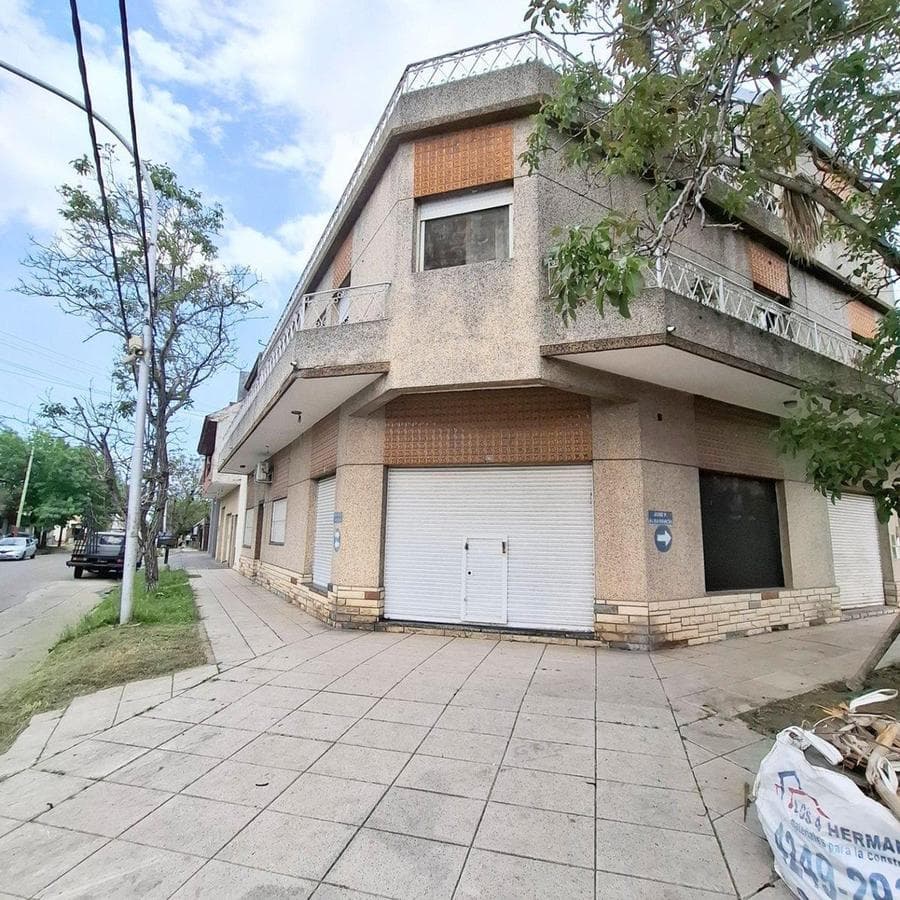 Very spacious house for sale. Lanús East