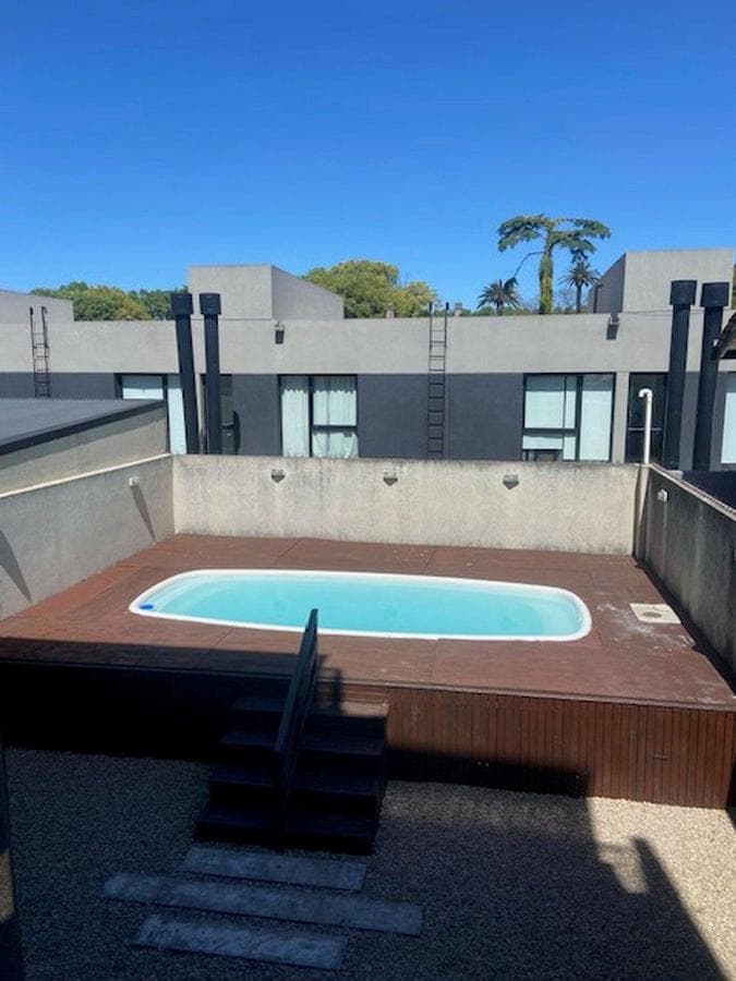 Departamento con pileta y dos balcones