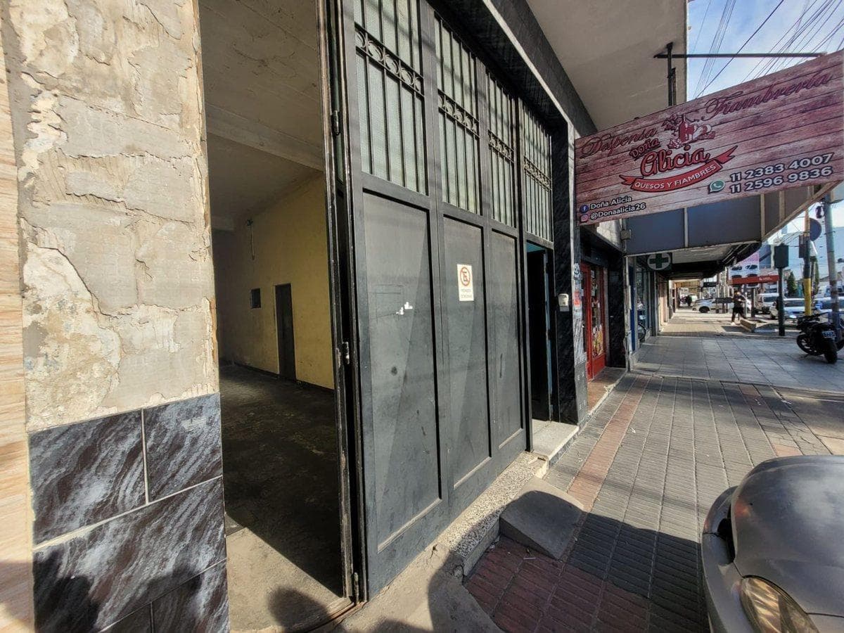 Chalet con Fabrica, Local, Dep 2 Amb y Quincho