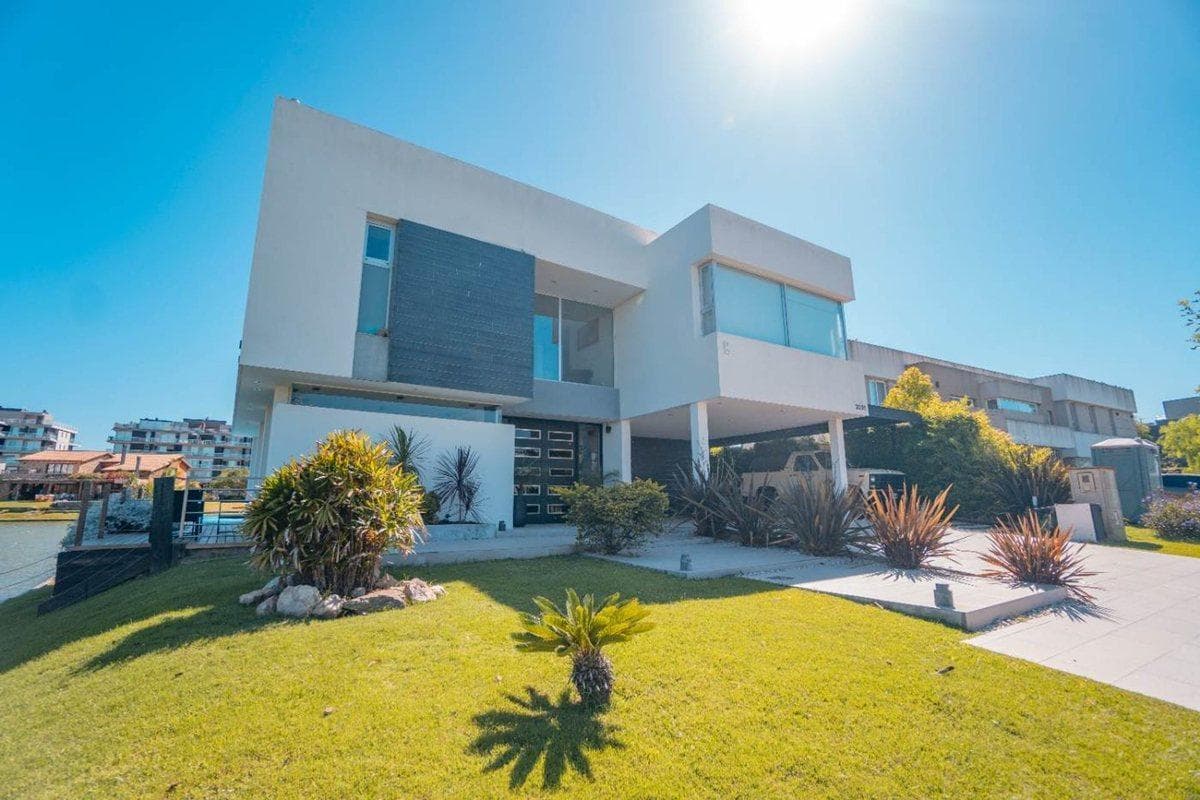 Casa 4 Ambientes Fondo a Laguna y Playa