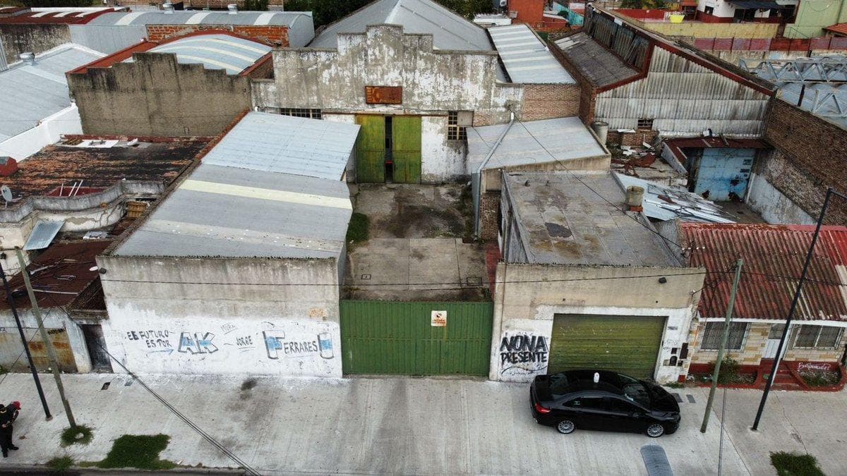 Importante Galpón en Venta con Local Comercial