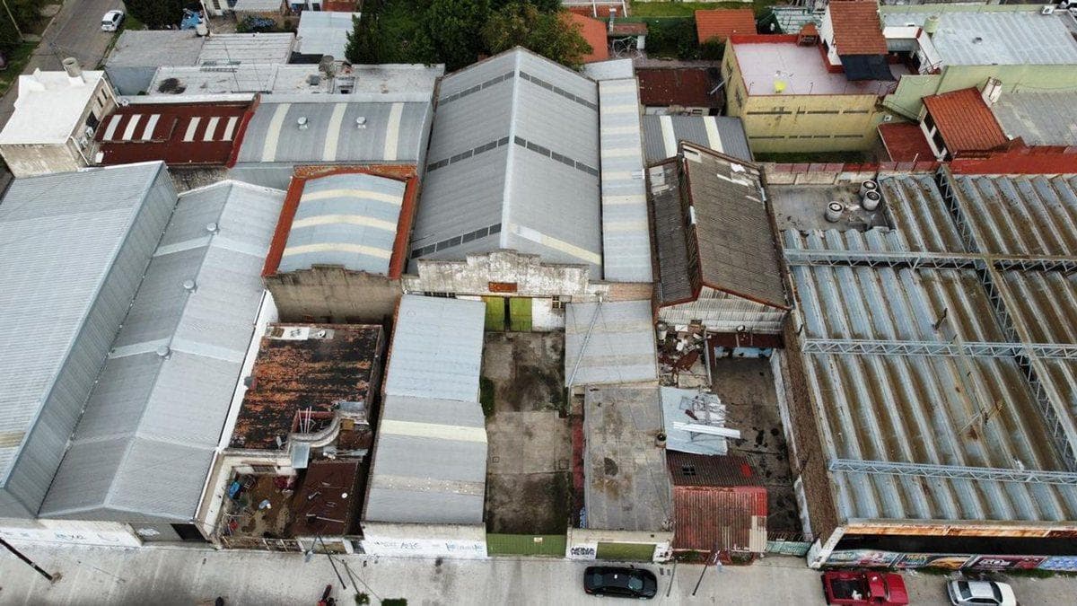 Importante Galpón en Venta con Local Comercial