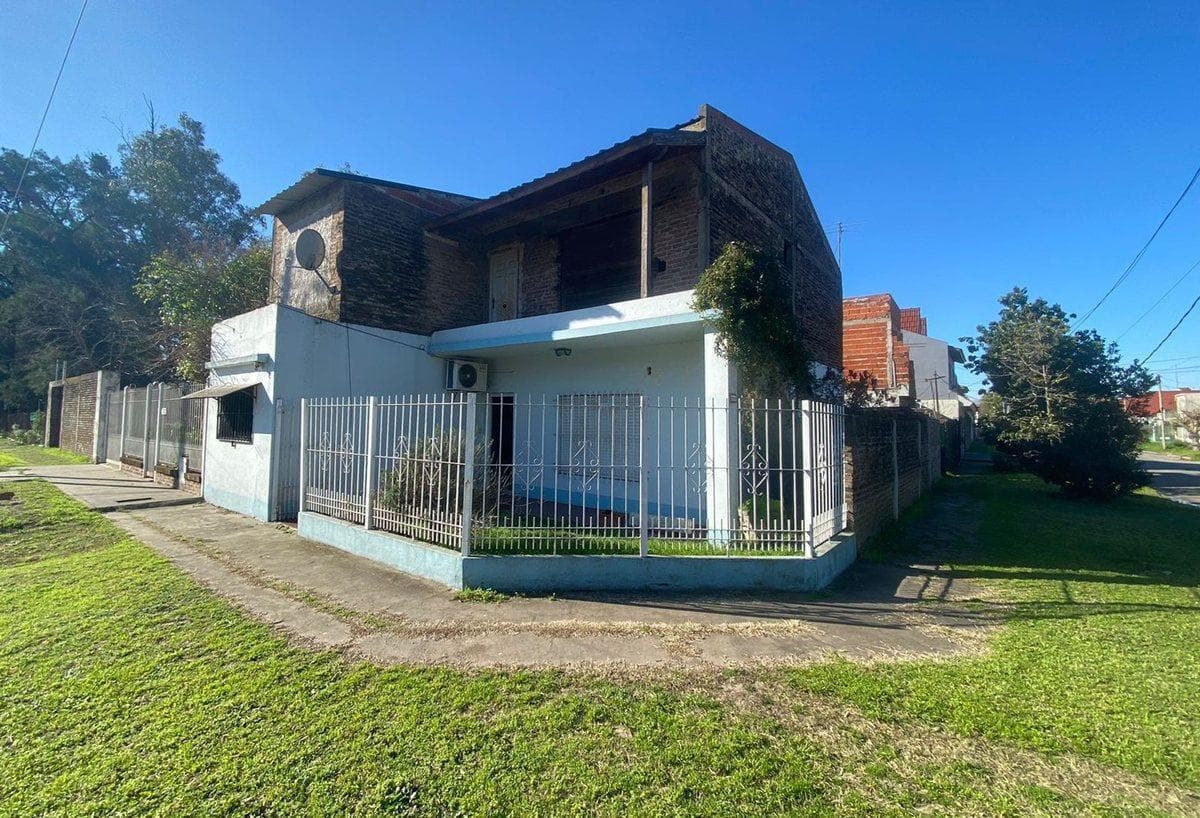 Casa de 3 Ambientes con Fondo y Local Comercial