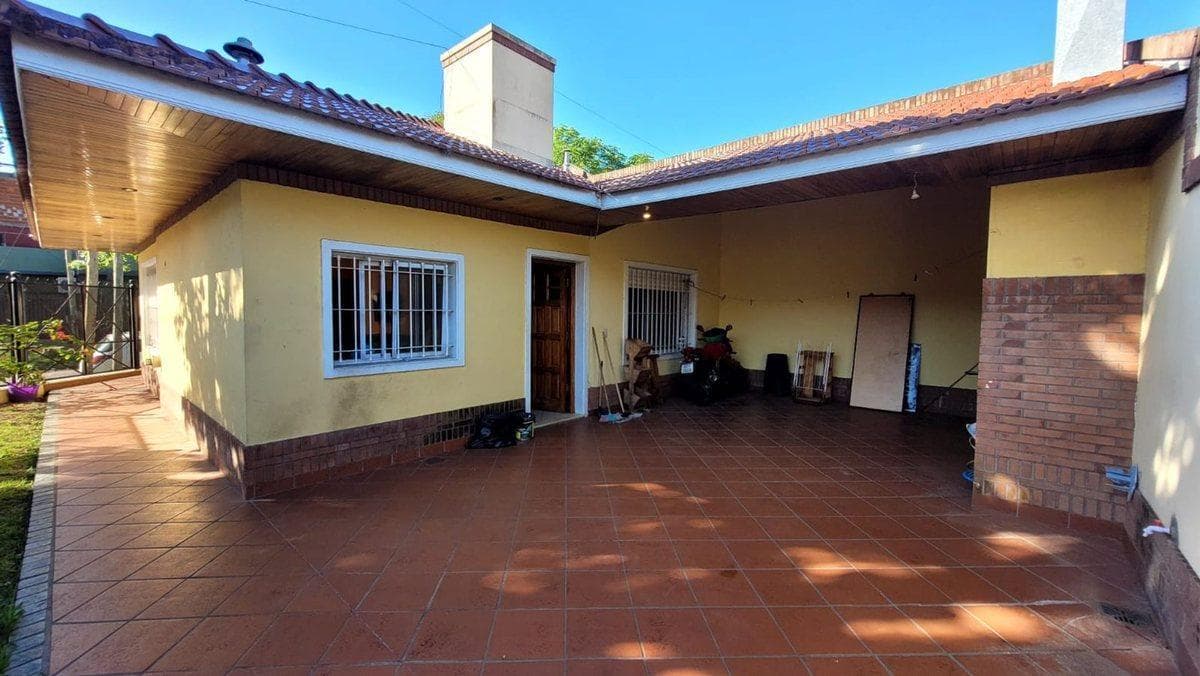 Chalet de 3 Ambientes con Quincho Semicubierto