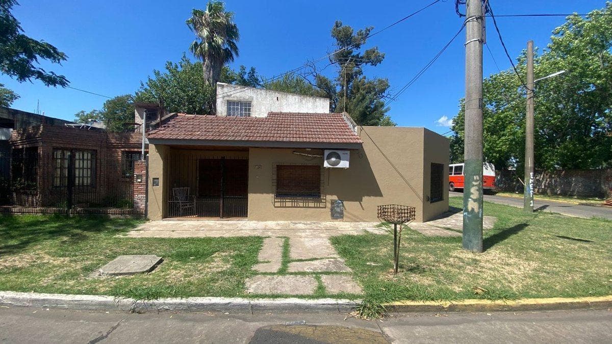 Esquina en Venta con 2 Casas Diferenciadas-Permuta