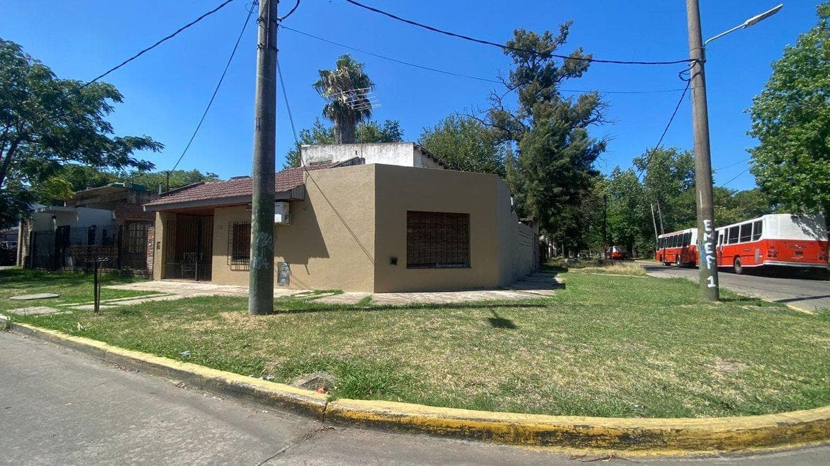 Esquina en Venta con 2 Casas Diferenciadas-Permuta