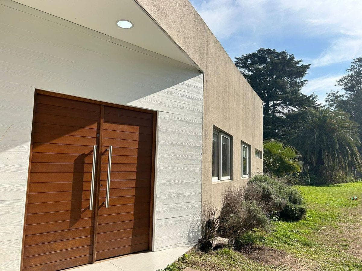 Casa de 5 ambientes con gran parque y pileta.