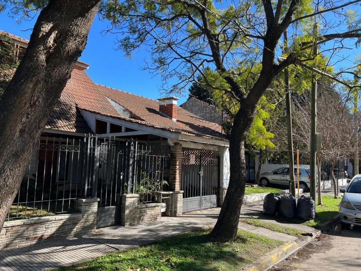 LARGE HOUSE IN ADROGUÉ WITH LAND! QUALIFIES FOR A LOAN!