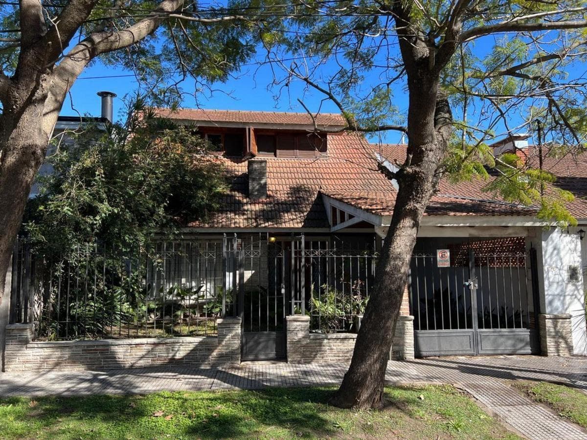 LARGE HOUSE IN ADROGUÉ WITH LAND! QUALIFIES FOR A LOAN!