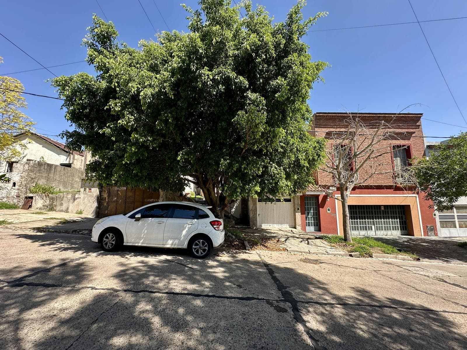 2-bedroom house for sale. Backyard with a pool and a barbecue area. Terrace. Downtown Campana