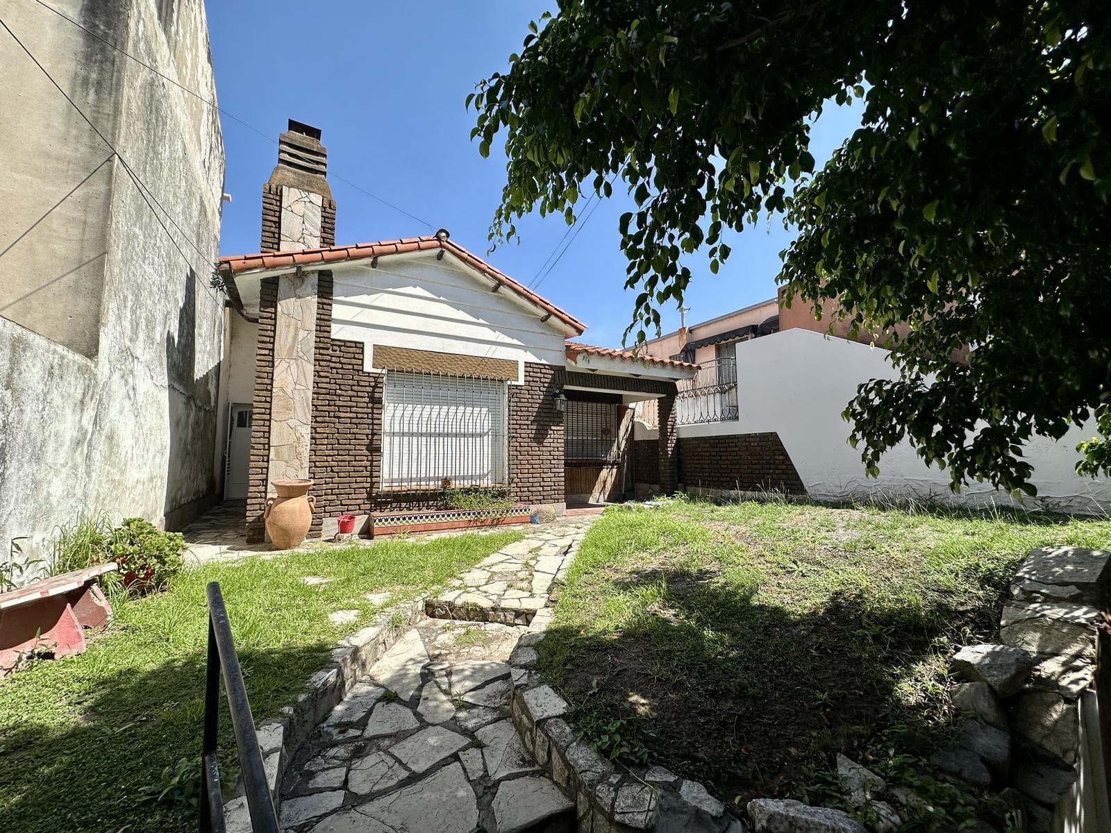 2-bedroom house for sale. Backyard with a pool and a barbecue area. Terrace. Downtown Campana