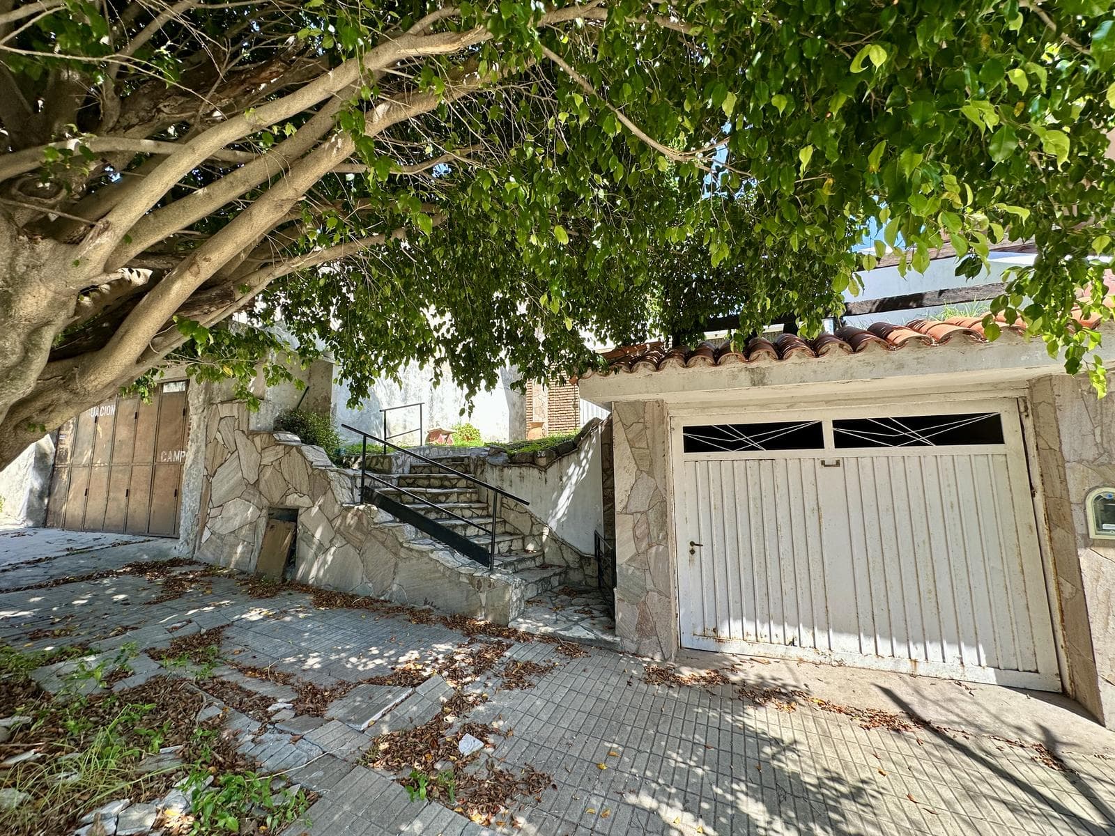 2-bedroom house for sale. Backyard with a pool and a barbecue area. Terrace. Downtown Campana
