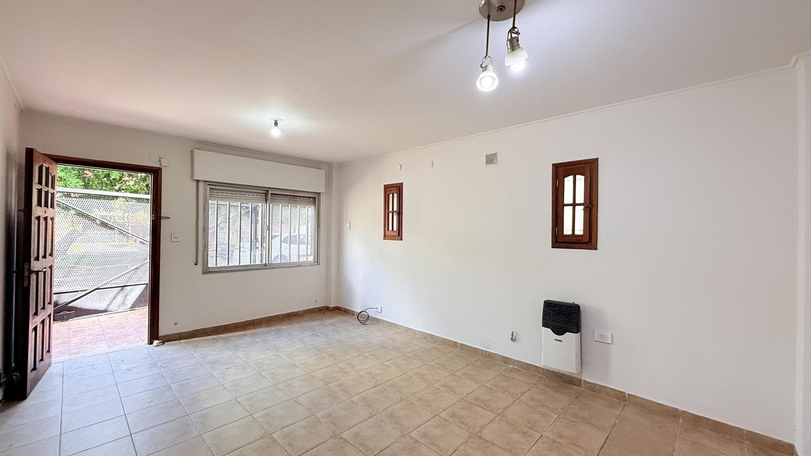 Eligible for Financing/For Sale: Two-Bedroom House with Additional Room and Patio. South Side