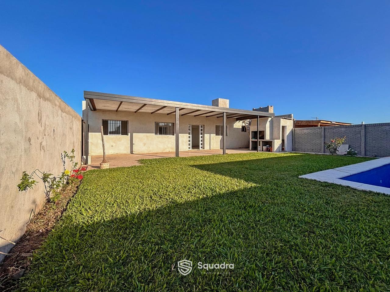 FOR SALE - 2-bedroom house with a porch, barbecue area, and pool - Ibarlucea.
