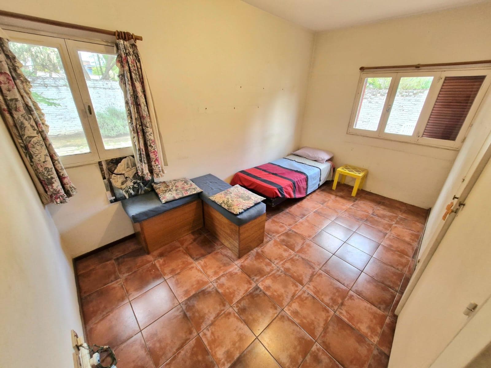 HOUSE FOR SALE IN CERRO DE LAS ROSAS - 4 BEDROOMS - 322 M2 INTERIOR AREA - 595 M2 LOT SIZE