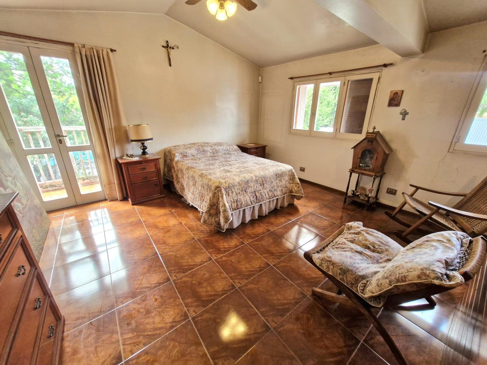 HOUSE FOR SALE IN CERRO DE LAS ROSAS - 4 BEDROOMS - 322 M2 INTERIOR AREA - 595 M2 LOT SIZE