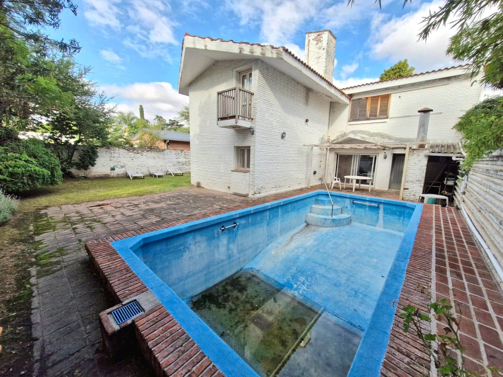 HOUSE FOR SALE IN CERRO DE LAS ROSAS - 4 BEDROOMS - 322 M2 INTERIOR AREA - 595 M2 LOT SIZE