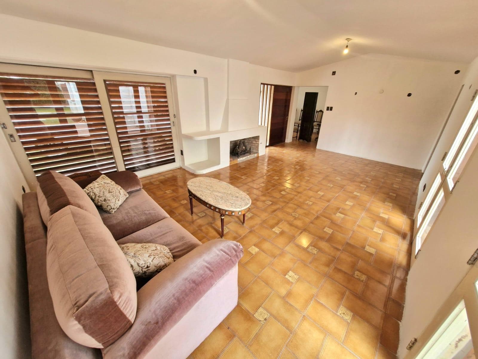 HOUSE FOR SALE IN CERRO DE LAS ROSAS - 4 BEDROOMS - 322 M2 INTERIOR AREA - 595 M2 LOT SIZE