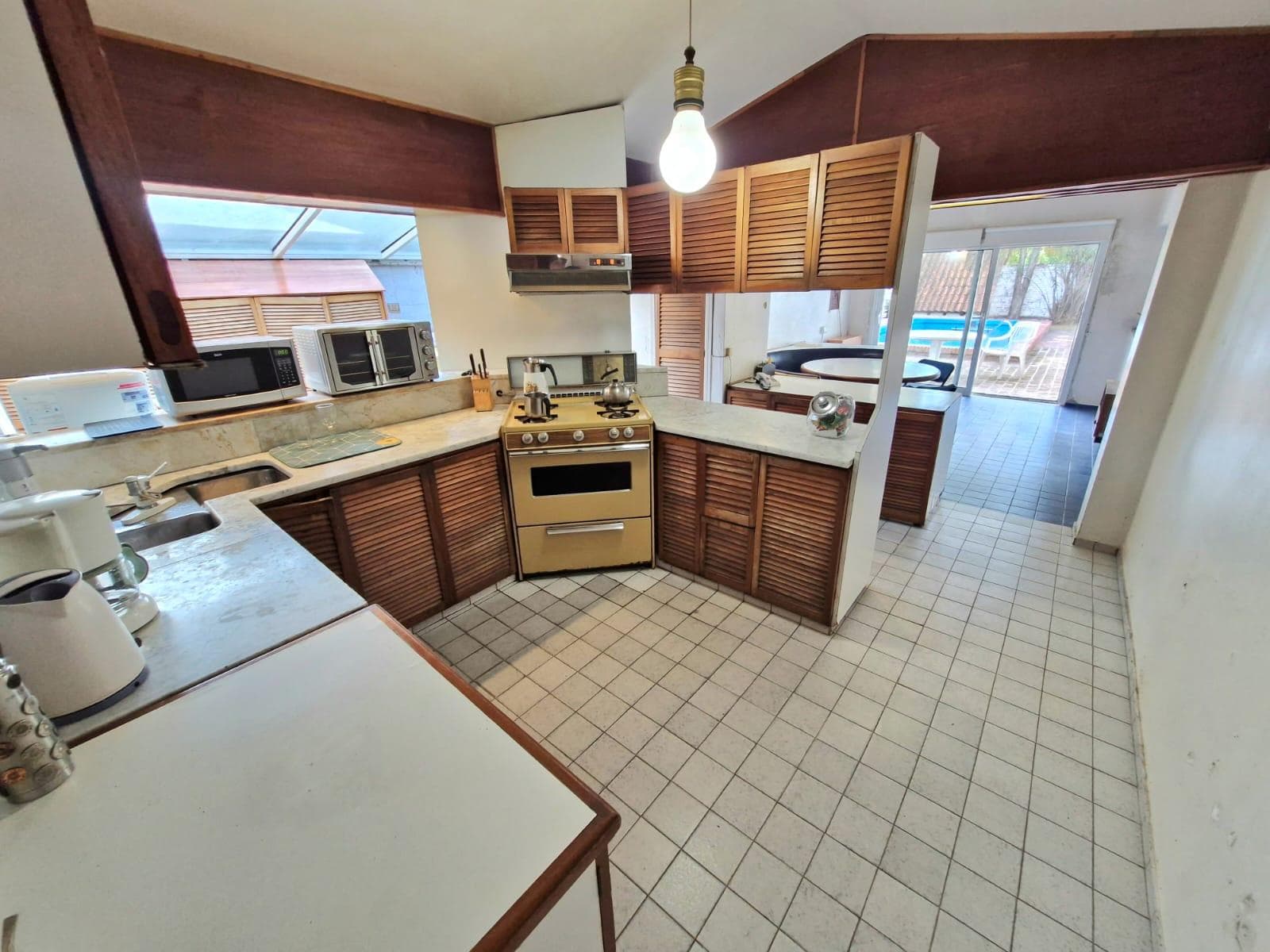 HOUSE FOR SALE IN CERRO DE LAS ROSAS - 4 BEDROOMS - 322 M2 INTERIOR AREA - 595 M2 LOT SIZE