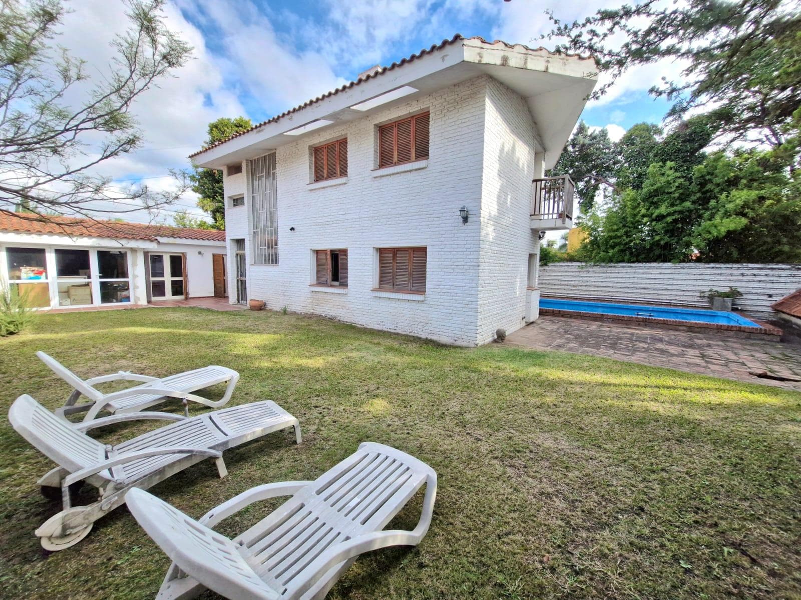 HOUSE FOR SALE IN CERRO DE LAS ROSAS - 4 BEDROOMS - 322 M2 INTERIOR AREA - 595 M2 LOT SIZE
