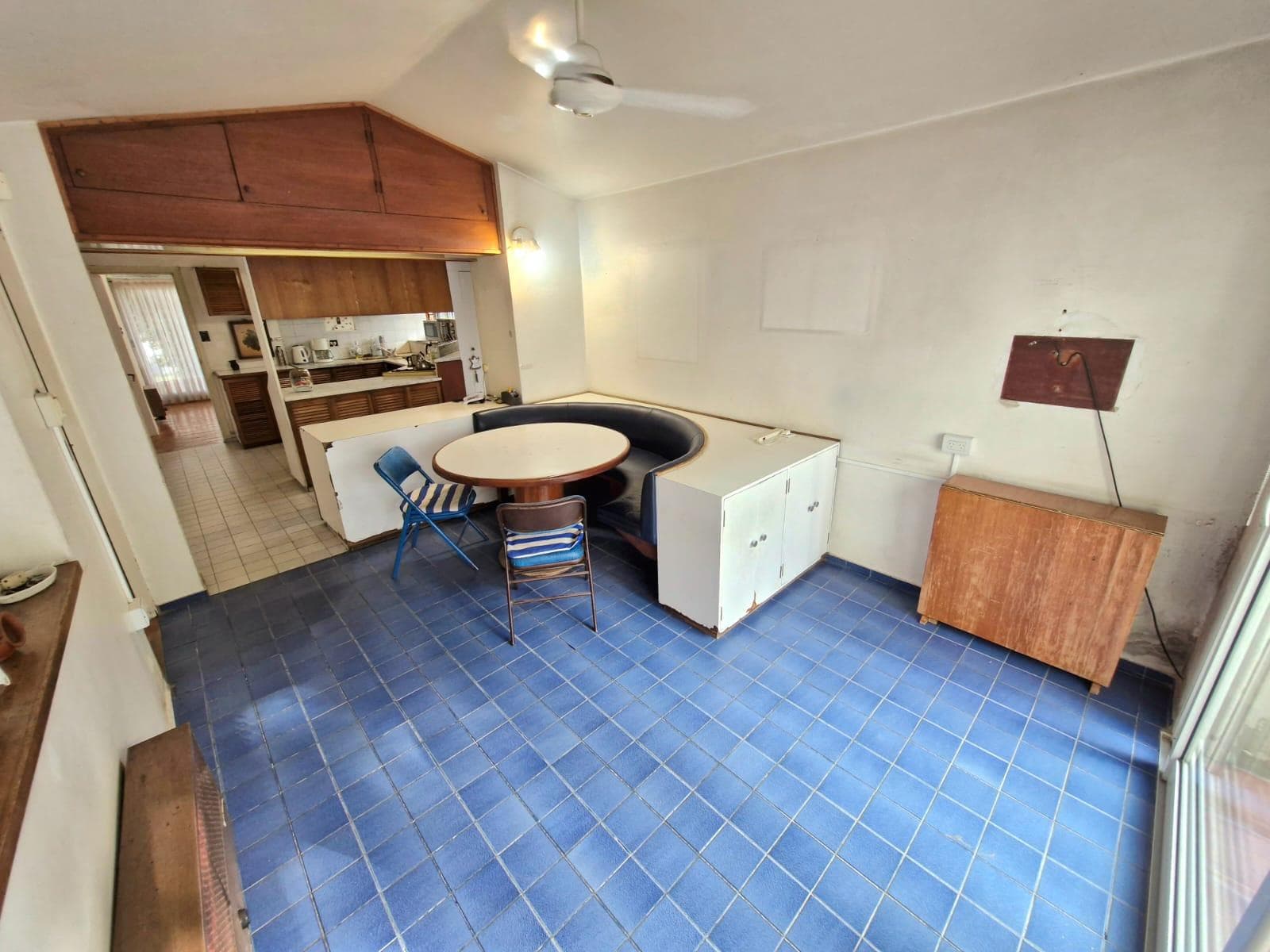 HOUSE FOR SALE IN CERRO DE LAS ROSAS - 4 BEDROOMS - 322 M2 INTERIOR AREA - 595 M2 LOT SIZE